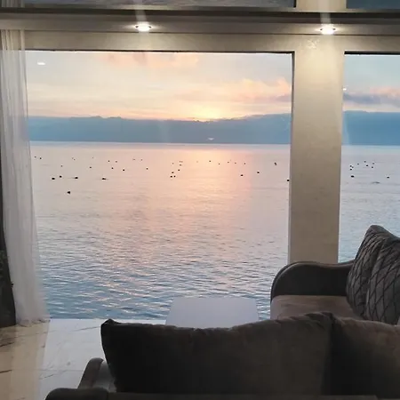 Pearl Sevan Room photo